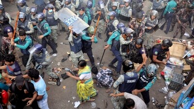 Policemen charge baton to disperse the supporters of Bangladeshi Hindu leader Krishna Das Prabhu. (AP) Policemen charge baton to disperse the supporters of Bangladeshi Hindu leader Krishna Das Prabhu. (AP)