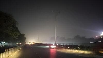 An unlit stretch of the Delhi-Gurgaon Expressway (HT Photo) An unlit stretch of the Delhi-Gurgaon Expressway (HT Photo)