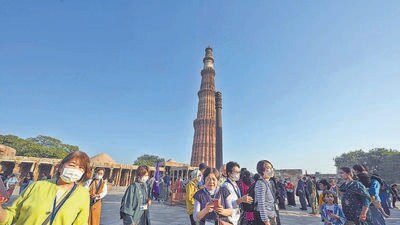 At the Qutab Minar on a relatively clear and sunny day in Delhi on Tuesday. (Arvind Yadav/HT Photo) At the Qutab Minar on a relatively clear and sunny day in Delhi on Tuesday. (Arvind Yadav/HT Photo)