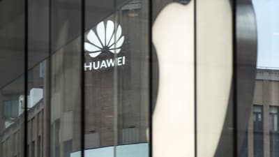 An Apple Inc. store across from a Huawei Technologies Co. flagship store in Shanghai, China, on Tuesday, Sept. 10, 2024 (Qilai Shen/Bloomberg) An Apple Inc. store across from a Huawei Technologies Co. flagship store in Shanghai, China, on Tuesday, Sept. 10, 2024 (Qilai Shen/Bloomberg)