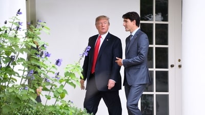 US President Donald Trump (L) listens to Canadian Prime Minister Justin Trudeau as they walk towards the Oval Office of the White House in Washington, DC, on October 11, 2017. Canadian Prime Minister Justin Trudeau arrived in Palm Beach, Florida, on November 30, 2024 for what Canadian and American media said was a meeting with US President-elect Donald Trump at his Mar-a-Lago luxury estate. (AFP / Jim Watson) US President Donald Trump (L) listens to Canadian Prime Minister Justin Trudeau as they walk towards the Oval Office of the White House in Washington, DC, on October 11, 2017. Canadian Prime Minister Justin Trudeau arrived in Palm Beach, Florida, on November 30, 2024 for what Canadian and American media said was a meeting with US President-elect Donald Trump at his Mar-a-Lago luxury estate. (AFP / Jim Watson)