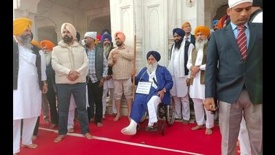 Former Shiromani Akali Dal president Sukhbir Singh Badal attired in the blue chola (robe) of a sewadar and holding a barsha (spear) for an hour at the entrance of the Golden Temple on Tuesday morning. (Sameer Sehgal/HT) Former Shiromani Akali Dal president Sukhbir Singh Badal attired in the blue chola (robe) of a sewadar and holding a barsha (spear) for an hour at the entrance of the Golden Temple on Tuesday morning. (Sameer Sehgal/HT)