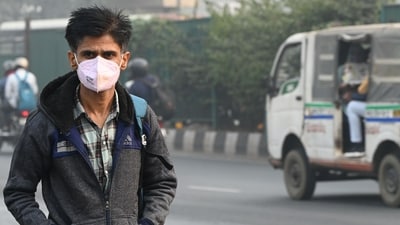 New Delhi, India : An office goer is seen wearing a mask amid the polluted weather at Anand Vihar Bus terminal in New Delhi (Hindustan Times) New Delhi, India : An office goer is seen wearing a mask amid the polluted weather at Anand Vihar Bus terminal in New Delhi (Hindustan Times)