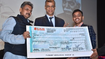Bihar Education Minister Sunil Kumar and BSEB Chairman Anand Kishore awarding toppers of matric and intermediate exams 2024 on occasion of Medha Diwas. Bihar Education Minister Sunil Kumar and BSEB Chairman Anand Kishore awarding toppers of matric and intermediate exams 2024 on occasion of Medha Diwas.