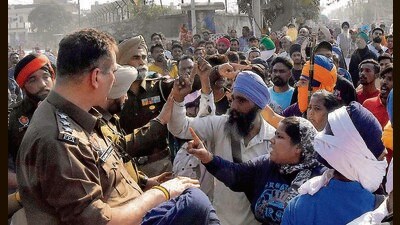 Police officials stopping the protestors for not entering the Tajpur road to reach CETPs plants in Ludhiana on Tuesday. (Manish/Hindustan Times)