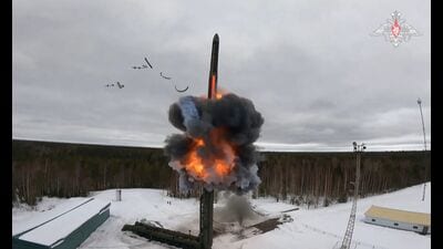 TOPSHOT - A grab taken from handout footage released by the Russian Defence Ministry on March 1, 2024 purport to show the test firing of an ICBM belonging to the country's nuclear deterrence forces. (Photo by Russian Defence Ministry / AFP) (AFP) TOPSHOT - A grab taken from handout footage released by the Russian Defence Ministry on March 1, 2024 purport to show the test firing of an ICBM belonging to the country's nuclear deterrence forces. (Photo by Russian Defence Ministry / AFP) (AFP)