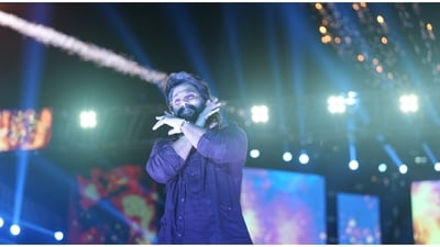 Allu Arjun set the stage on fire with his entry on the stage, and wowed fans by doing the iconic Pushpa pose. Allu Arjun set the stage on fire with his entry on the stage, and wowed fans by doing the iconic Pushpa pose.