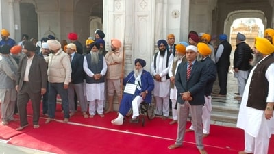 SAD leader Sukhbir Singh Badal at Golden temple in Amritsar on Tuesday (Sameer Sehgal/Hindustan ) SAD leader Sukhbir Singh Badal at Golden temple in Amritsar on Tuesday (Sameer Sehgal/Hindustan )