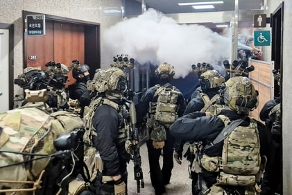 Soldiers try to enter the main hall of the National Assembly on December 3, 2024, after South Korea President Yoon Suk Yeol declared martial law. (AFP) Soldiers try to enter the main hall of the National Assembly on December 3, 2024, after South Korea President Yoon Suk Yeol declared martial law. (AFP)