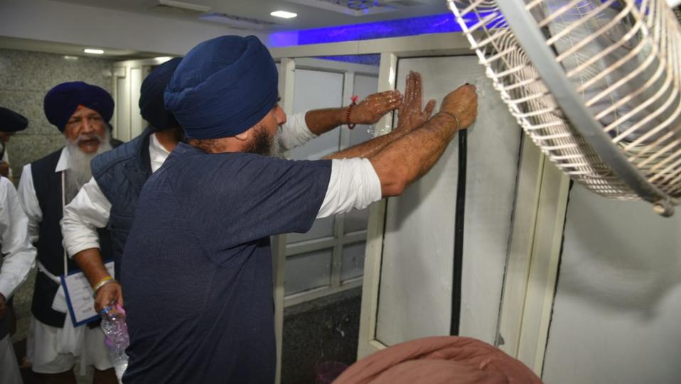 Former Punjab revenue minister Bikram Singh Majithia along with other Akali leaders cleaning a washroom in the Golden Temple complex on Tuesday. (Sameer Sehgal/HT) Former Punjab revenue minister Bikram Singh Majithia along with other Akali leaders cleaning a washroom in the Golden Temple complex on Tuesday. (Sameer Sehgal/HT)
