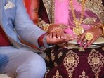 In the video, the bride's family hands over <span class='webrupee'>₹</span>2.5 crore in cash to the groom's side. In the video, the bride's family hands over <span class='webrupee'>₹</span>2.5 crore in cash to the groom's side.