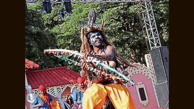 An artiste performing a Gujarati folk dance during the Chandigarh National Crafts Mela at Kalagram. (HT Photo)