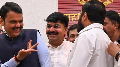 Maharashtra BJP leader Devendra Fadnavis with NCP leader Eknath Shinde. (Photo by Raju Shinde/HT Photo)