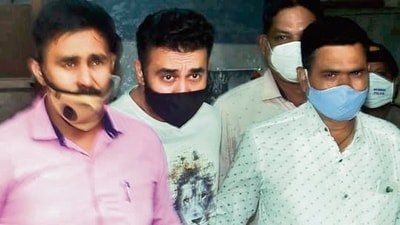 Mumbai: Raj Kundra (C) being taken to the Esplanade Court as he was arrested in the pornography-related case Mumbai, Friday, July 23, 2021. (PTI Photo/Shashank Parade)(PTI07_23_2021_000079B) (PTI)