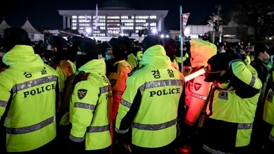 Police officers attempt to clear protesters against South Korean President Yoon Suk Yeol as they occupy the street outside the National Assembly in Seoul, (Bloomberg) Police officers attempt to clear protesters against South Korean President Yoon Suk Yeol as they occupy the street outside the National Assembly in Seoul, (Bloomberg)