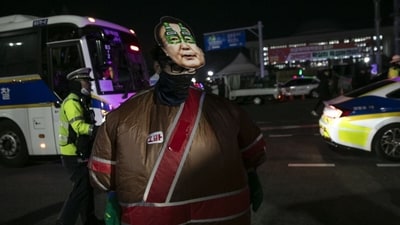 A protester against South Korean President Yoon Suk Yeol outside the National Assembly in Seoul, South Korea, early on Wednesday (Bloomberg) A protester against South Korean President Yoon Suk Yeol outside the National Assembly in Seoul, South Korea, early on Wednesday (Bloomberg)