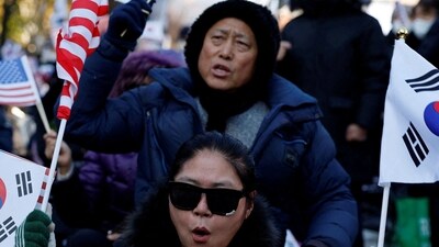 Protesters from conservative groups shout slogans at a rally supporting South Korean President Yoon Suk Yeol and denouncing opposition party's politicians after the President's surprise declaration of the martial law last night, which was reversed hours later in Seoul, South Korea, (REUTERS)