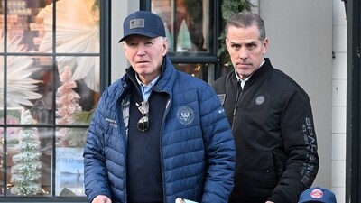 U.S. President Joe Biden, accompanied by Hunter Biden and Beau Jr., walks out of a bookstore in downtown Nantucket, Massachusetts, U.S., November 29, 2024. (REUTERS / Craig Hudson)