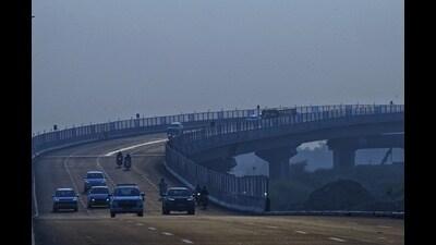 Vehicles move on Dwarka Expressway in New Delhi (HT File Photo/Vipin Kumar) Vehicles move on Dwarka Expressway in New Delhi (HT File Photo/Vipin Kumar)