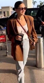 Alia Bhatt switches things up in an oversized brown blazer and blue high-waisted straight jeans (Photo: Instagram) Alia Bhatt switches things up in an oversized brown blazer and blue high-waisted straight jeans (Photo: Instagram)
