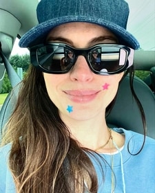 Recently, Anne Hathaway also jumped on the beauty accessorising trend bandwagon (Photo: Instagram)