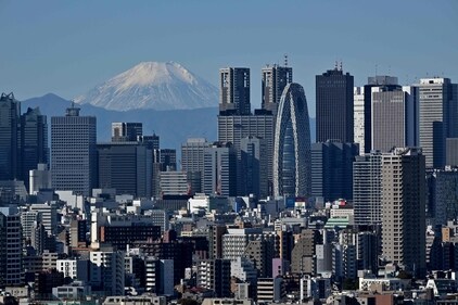 This picture taken on November 14, 2023 shows Japan's highest mountain, Mt. Fuji in the background between skyscrapers in Tokyo's Shinjuku area. (Photo by Kazuhiro NOGI / AFP) This picture taken on November 14, 2023 shows Japan's highest mountain, Mt. Fuji in the background between skyscrapers in Tokyo's Shinjuku area. (Photo by Kazuhiro NOGI / AFP)