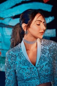 Jewellery: Akoya Jewels
Rakul shines in diamond choker and earrings by Akoya Jewels (Photo: Tejas Nerurkar) Jewellery: Akoya Jewels
Rakul shines in diamond choker and earrings by Akoya Jewels (Photo: Tejas Nerurkar)