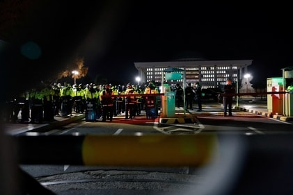 Police officers stand guard outside the National Assembly, after South Korean President Yoon Suk Yeol declared martial law, in Seoul, South Korea, December 4, 2024. REUTERS/Kim Soo-hyeon (REUTERS)
