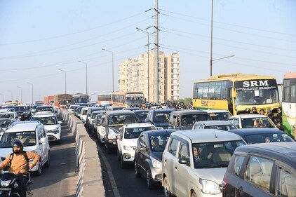 Heavy traffic jam at Delhi-UP Ghazipur border on Wednesday, Dec 4. (Sakib Ali/iHindustan Times) Heavy traffic jam at Delhi-UP Ghazipur border on Wednesday, Dec 4. (Sakib Ali/iHindustan Times)
