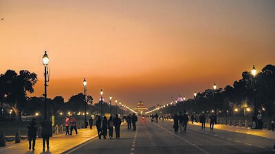 A clear sky over Kartavya Path in New Delhi on Wednesday. (Arvind Yadav/HT Photo) A clear sky over Kartavya Path in New Delhi on Wednesday. (Arvind Yadav/HT Photo)