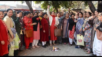 Anganwadi workers staging protest in Ludhiana on Thursday. (Gurpreet Singh/HT) Anganwadi workers staging protest in Ludhiana on Thursday. (Gurpreet Singh/HT)