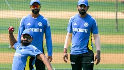 India's captain Rohit Sharma (2L) throws a ball as Kuldeep Yadav (L), Ravindra Jadeja (2R) and KL Rahul watch during a practice session ahead of their third Test cricket match against New Zealand at the Wankhede stadium in Mumbai on October 30, 2024. (Photo by Indranil MUKHERJEE / AFP) / -- IMAGE RESTRICTED TO EDITORIAL USE - STRICTLY NO COMMERCIAL USE -- (AFP) India's captain Rohit Sharma (2L) throws a ball as Kuldeep Yadav (L), Ravindra Jadeja (2R) and KL Rahul watch during a practice session ahead of their third Test cricket match against New Zealand at the Wankhede stadium in Mumbai on October 30, 2024. (Photo by Indranil MUKHERJEE / AFP) / -- IMAGE RESTRICTED TO EDITORIAL USE - STRICTLY NO COMMERCIAL USE -- (AFP)