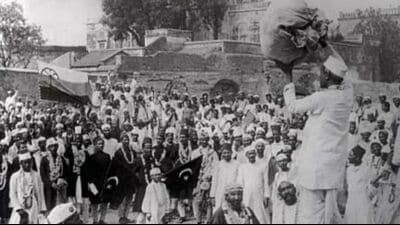 Hindus and Muslims, displaying the flags of both the Indian National Congress and the Muslim League, collecting clothes to be later burnt as a part of the Non-cooperation movement of Mohandas Gandhi in 1922. (Wikimedia Commons) Hindus and Muslims, displaying the flags of both the Indian National Congress and the Muslim League, collecting clothes to be later burnt as a part of the Non-cooperation movement of Mohandas Gandhi in 1922. (Wikimedia Commons)