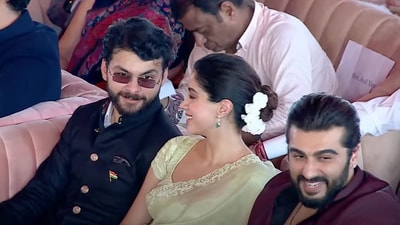 Arjun Kapoor was also spotted sitting next to his sister, Janhvi Kapoor and her boyfriend, Shikhar Pahariya, who were chatting away. Arjun Kapoor was also spotted sitting next to his sister, Janhvi Kapoor and her boyfriend, Shikhar Pahariya, who were chatting away.
