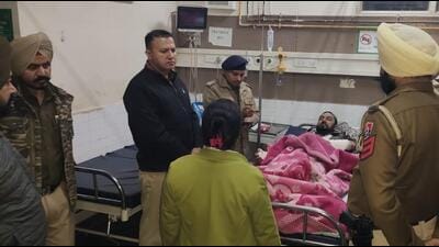 Mansa SSP Bhagirath Singh Meena (centre) visits injured Bhikhi station house officer Gurvir Singh at the civil hospital on Thursday. (HT Photo) Mansa SSP Bhagirath Singh Meena (centre) visits injured Bhikhi station house officer Gurvir Singh at the civil hospital on Thursday. (HT Photo)