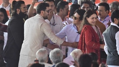 Ranveer Singh and Ranbir Kapoor were spotted greeting Sachin Tendulkar and shaking hands after spotting him among the guests. Ranveer Singh and Ranbir Kapoor were spotted greeting Sachin Tendulkar and shaking hands after spotting him among the guests.