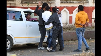 Scuffle outside Charbagh station between commuters and volunteers. (HT Photo) Scuffle outside Charbagh station between commuters and volunteers. (HT Photo)