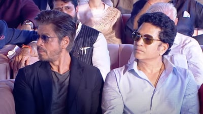 Numerous famous personalities, such as Shah Rukh Khan and Sachin Tendulkar, were present at Devendra Fadnavis's swearing-in ceremony as the Chief Minister of Maharashtra. Numerous famous personalities, such as Shah Rukh Khan and Sachin Tendulkar, were present at Devendra Fadnavis's swearing-in ceremony as the Chief Minister of Maharashtra.