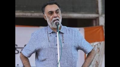 Social activist and former Punjab information commissioner Khushwant Singh addressing a gathering as a part of the Mothers Against Drugs project at Bullowal village in Hoshiarpur district in September. (HT file photo) Social activist and former Punjab information commissioner Khushwant Singh addressing a gathering as a part of the Mothers Against Drugs project at Bullowal village in Hoshiarpur district in September. (HT file photo)