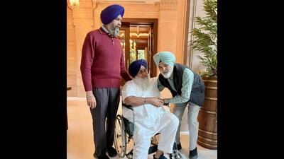 Sukhbir Singh Badal with ASIs Jasvir Singh and Hira Singh, who saved his life by foiling the murderous attack on him. (HT Photo) Sukhbir Singh Badal with ASIs Jasvir Singh and Hira Singh, who saved his life by foiling the murderous attack on him. (HT Photo)