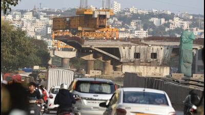 Traffic police have advised commuters to use alternative routes to avoid congestion at Katraj Chowk. (MAHENDRA KOLHE/HT PHOTO)