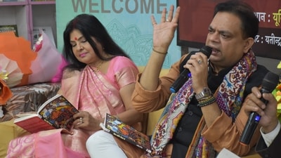 Bina Kalinga Vijay Ke author Yatindra Mishra with singer Malini Awasthi during the book reading session in Lucknow (HT Photo)