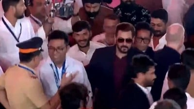 Shah Rukh Khan, Salman Khan, Ranbir Kapoor, Ranveer Singh and Sanjay Dutt are among the attendees of Maharashtra oath ceremony. (ANI) Shah Rukh Khan, Salman Khan, Ranbir Kapoor, Ranveer Singh and Sanjay Dutt are among the attendees of Maharashtra oath ceremony. (ANI)