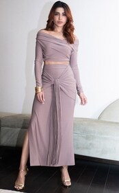 Samantha dons a taupe-coloured figure-hugging skirt (Photo: Instagram) Samantha dons a taupe-coloured figure-hugging skirt (Photo: Instagram)
