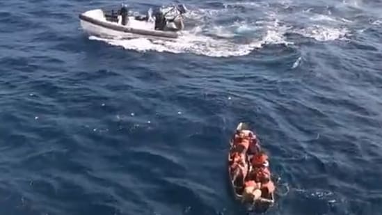 12 crew members were rescued from a sunken ship in a joint operation between the Indian coast guard and Pakistan's maritime agency (@RT_India_News)