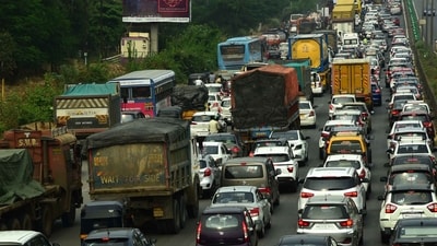 Heavy traffic on Sion – Panvel Highway in Navi Mumbai. (BACHCHAN KUMAR/HT PHOTO) Heavy traffic on Sion – Panvel Highway in Navi Mumbai. (BACHCHAN KUMAR/HT PHOTO)