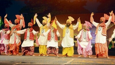 Artistes performing Punjabi folk dance luddi during the Chandigarh National Crafts Mela at Kalagram in Chandigarh on Friday. The 14-day event will conclude on Sunday. (Sant Arora/HT) Artistes performing Punjabi folk dance luddi during the Chandigarh National Crafts Mela at Kalagram in Chandigarh on Friday. The 14-day event will conclude on Sunday. (Sant Arora/HT)