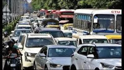 Between 5 pm to 7 pm, the stretch from Sector 33/34 light point to Polka turn towards Sector 34/35 light point will be closed for general public. (HT File photo)