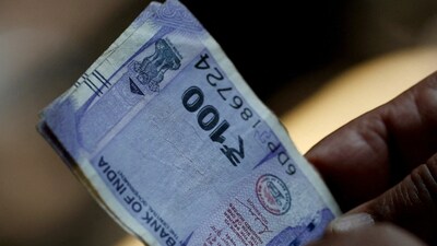 Before the RBI makes a rate decision, the dollar retreats to strengthen the rupee. (REUTERS)