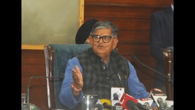 Punjab governor Gulab Chand Kataria addressing a press conference in Amritsar on Friday. (Sameer Sehgal/HT)
